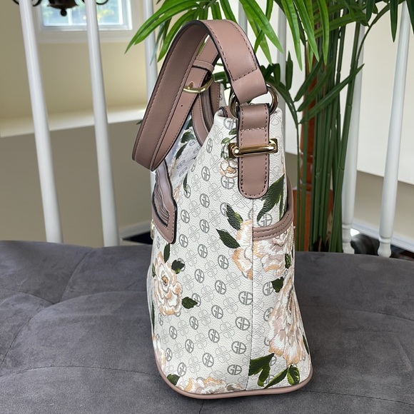 GIANI BERNINI ~ Floral Signature Shoulder Bag ~ Taupe / Gold ~ NWT! - Picture 5 of 11